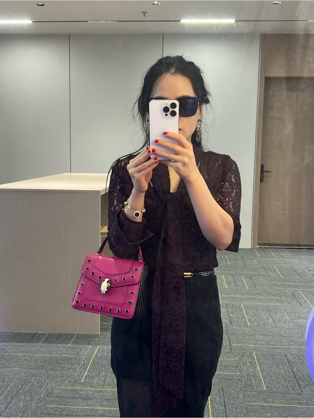 Bvlgari Serpenti Forever Top-handle Crossbody Medium in Magenta calfskin - Picture 15 of 16